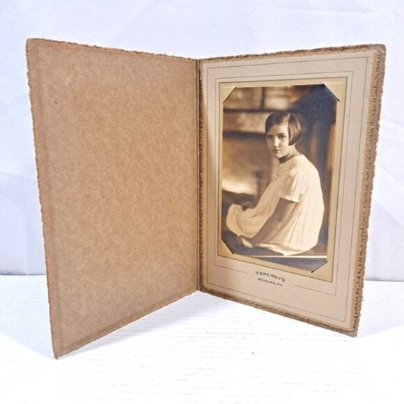 Photography Girl Sitting With White Dress Cardboard Frame - Picture 1 of 10